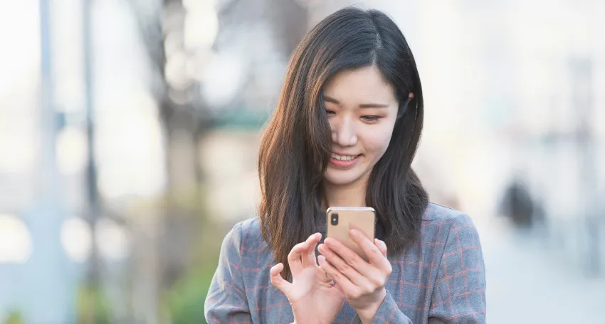 スマホを使用する女性 写真