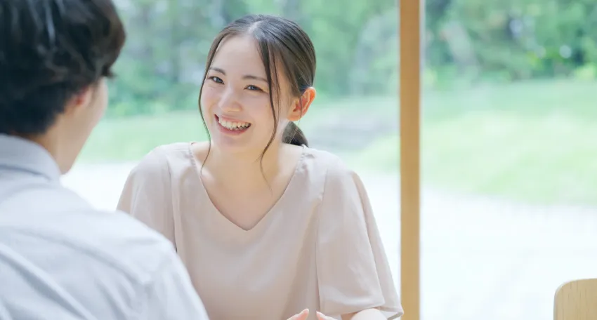 話す男女 写真