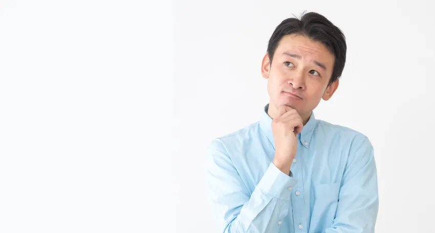 疑問に感じる男性 写真