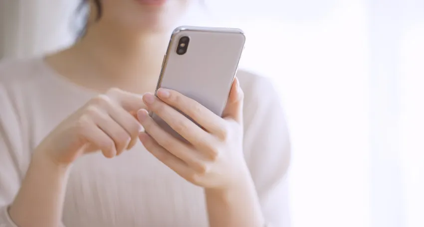 スマホを使う女性 写真