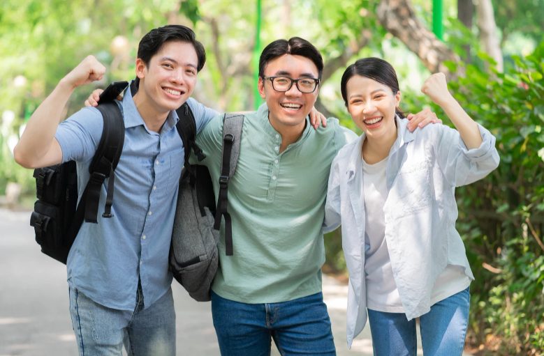 大学生グループ 笑顔