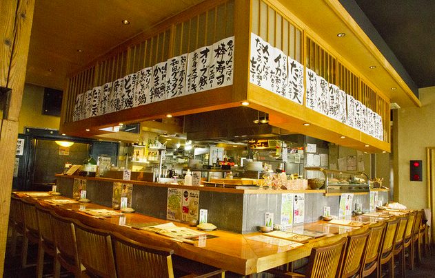 酒と料理のなつの店内
