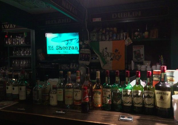 アイリッシュパブ ザ クラックの店内