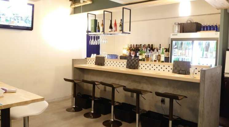 日本酒バーさけばずの店内