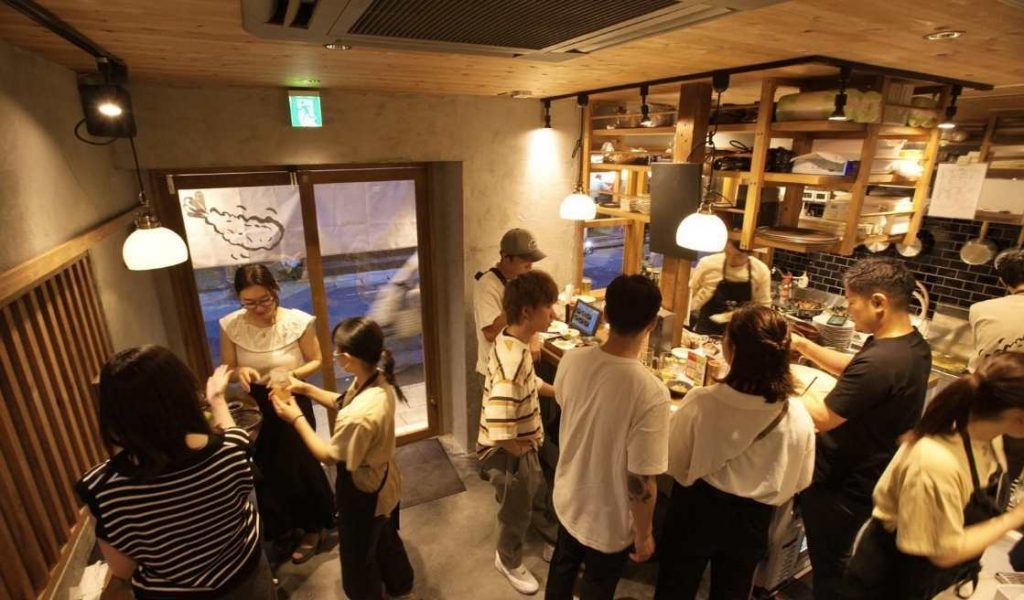 串天ぷらと煮込み スタンド◎まるに 今泉店の店内