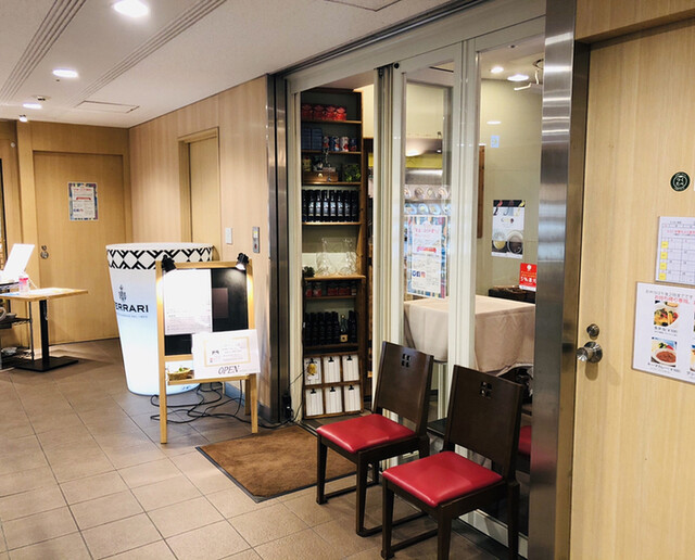 立ち飲みバール アルポンテの入口