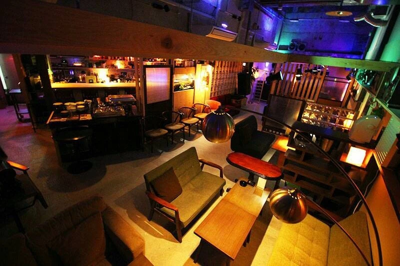 Cafe & Shot Bar PRESSの店内